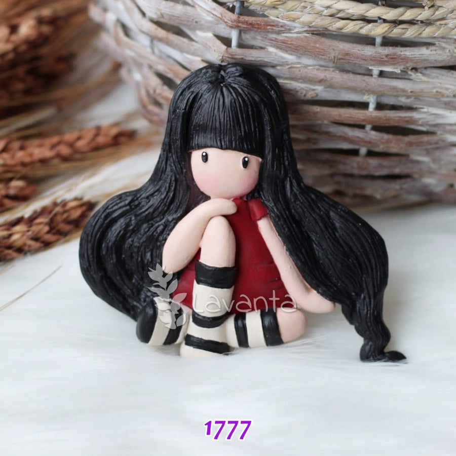 Oturan Gorjuss Kız Kokulu Taş Kalıbı