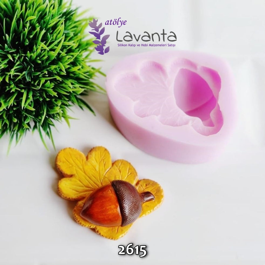 Yaprak Üstünde Palamut Kalıbı