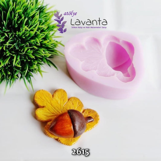 Yaprak Üstünde Palamut Kalıbı